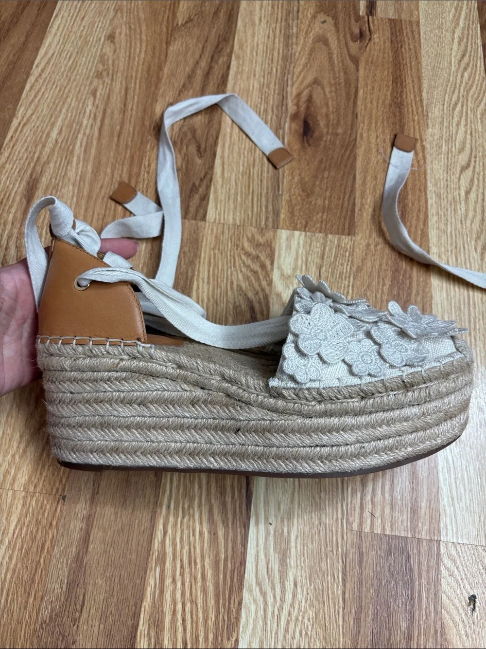 Vince Camuto Tilmai platform espadrille wedges with white floral size 9M
